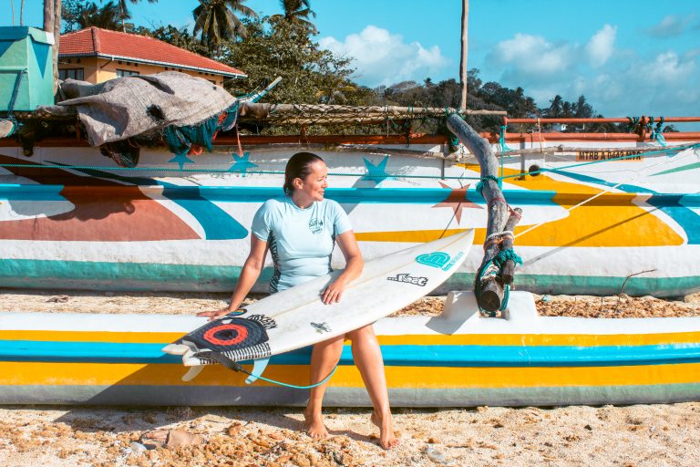 A blogger com prancha de surf